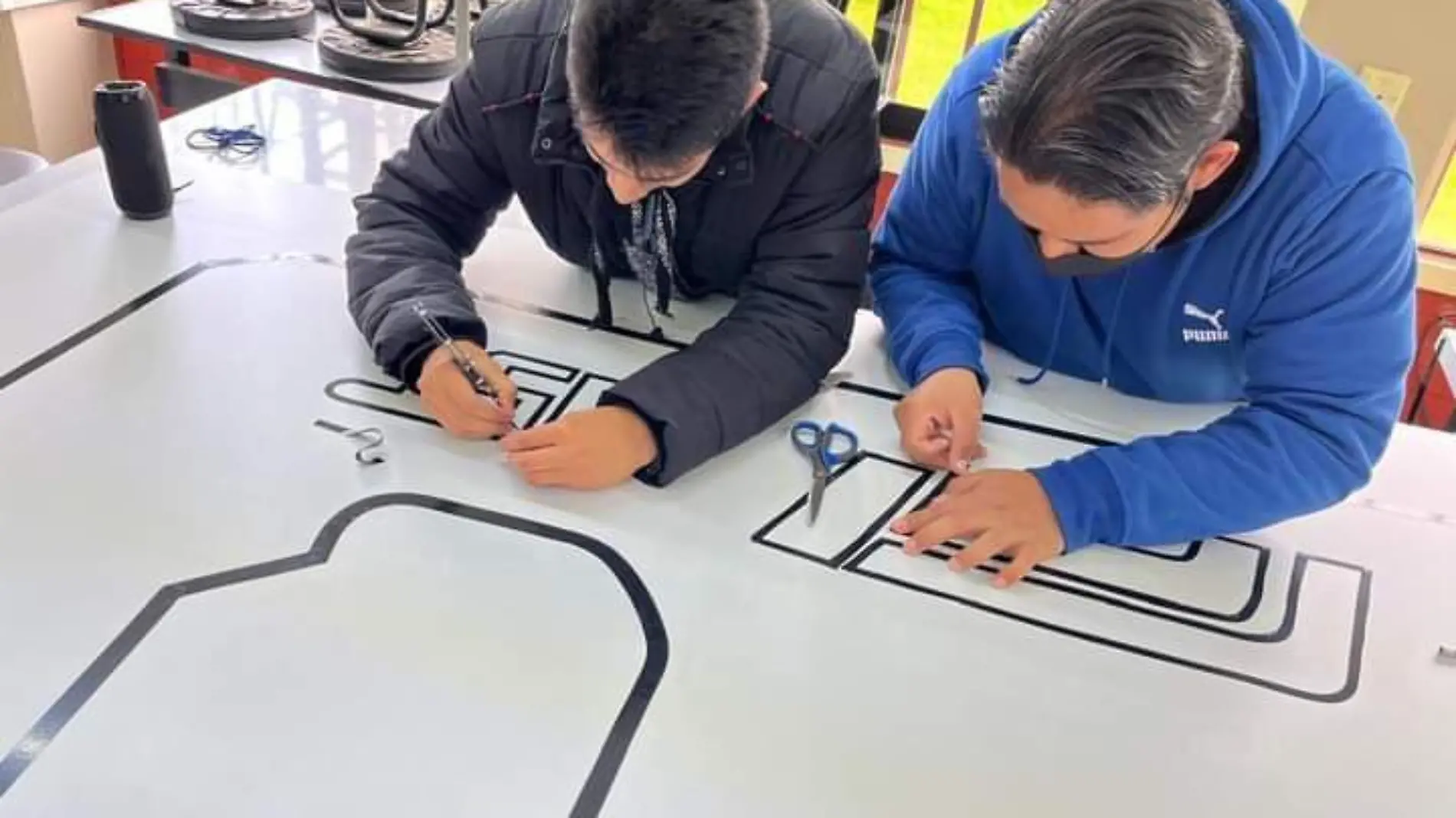 Alumnos de la Facultad de Ciencias Básica crean los escenarios para el Torneo Isebots Cortesía UATX ISEBOTS